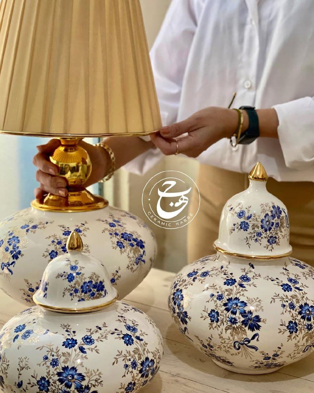 آباژور رومیزی سرامیکی دستساز مدل فلورال طلاکوب