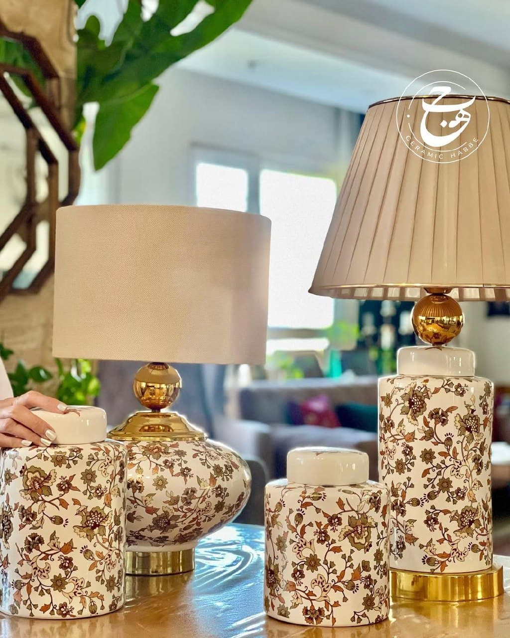 آباژور رومیزی سرامیکی طرح سنتی گلدار مدل استوانه‌ای بلند