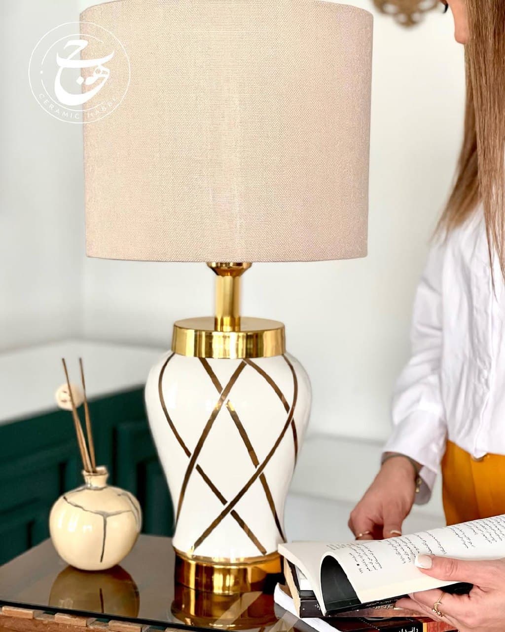 آباژور رومیزی سرامیکی مدرن با خطوط طلا