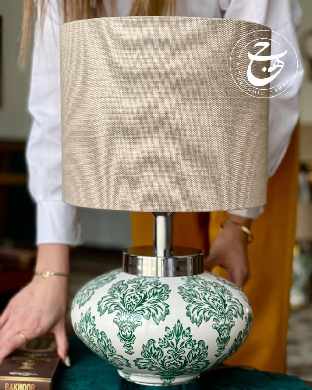 آباژور رومیزی سرامیکی طرح کلاسیک سبز و سفید