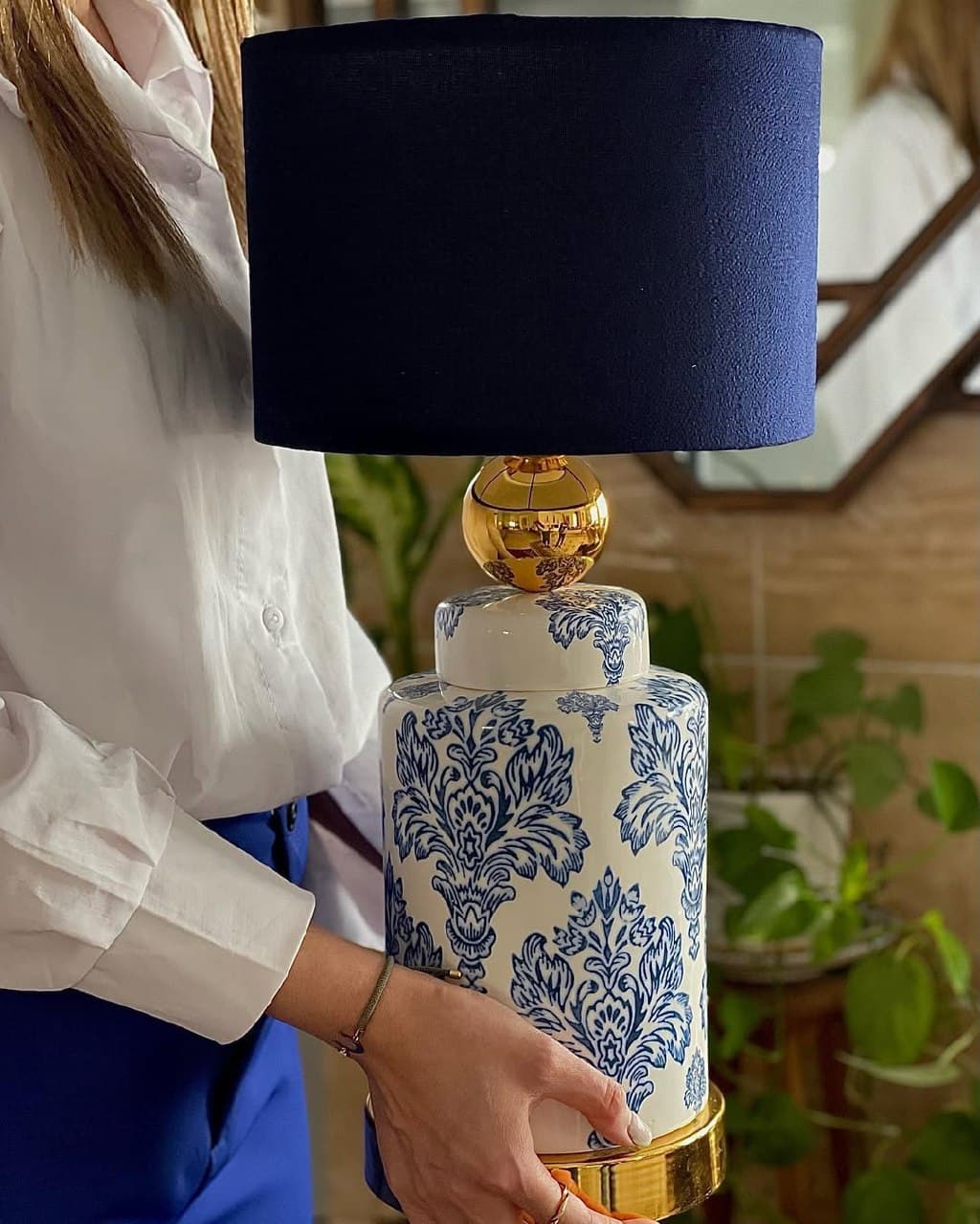 آباژور رومیزی سرامیکی طرح کلاسیک با شید سرمه‌ای