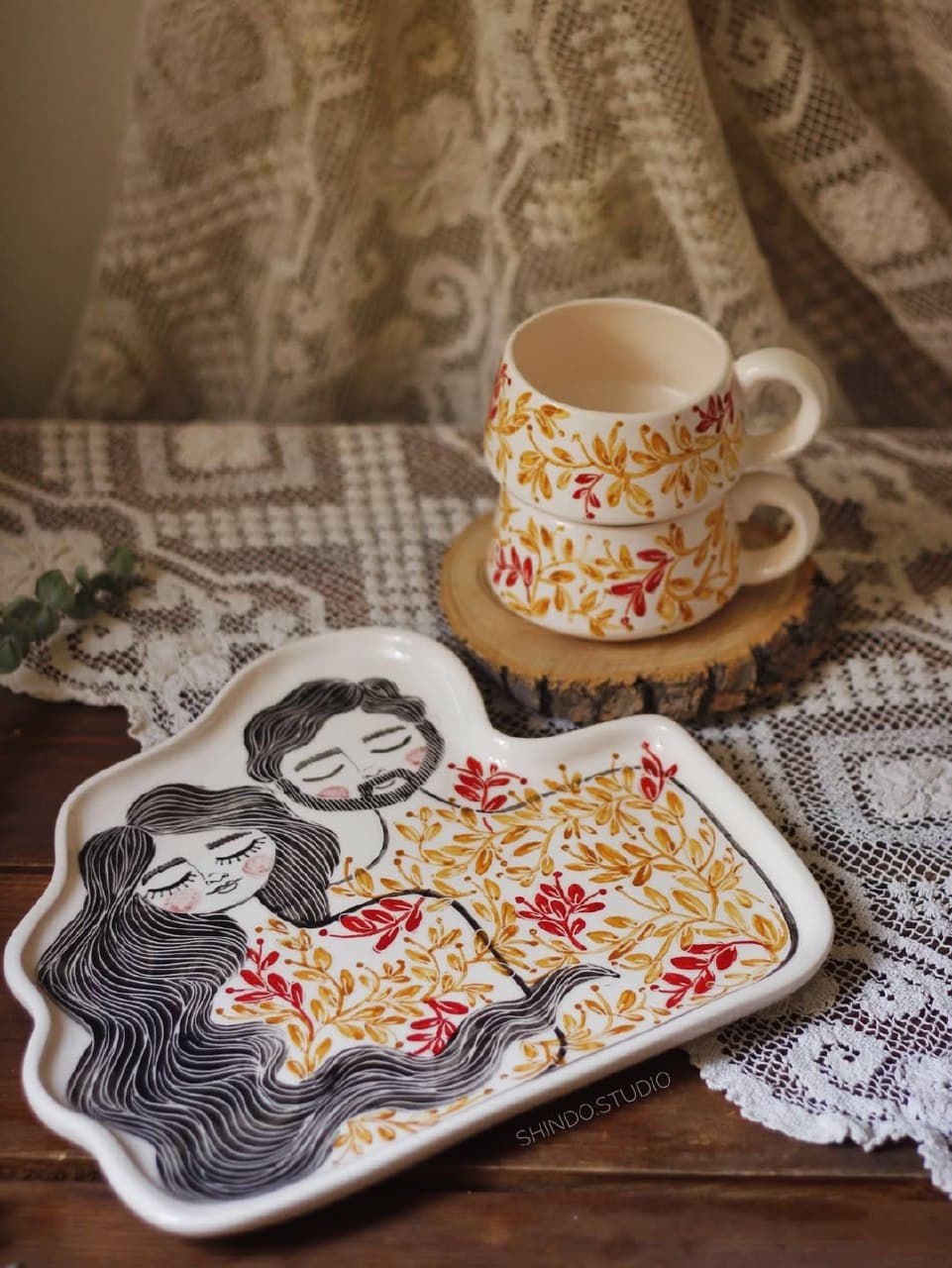 ست دو نفره سرامیکی طرح آغوش شامل ظرف و دو فنجان