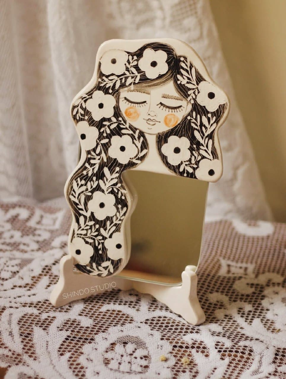 آینه رومیزی سرامیکی دستساز طرح دختر گل