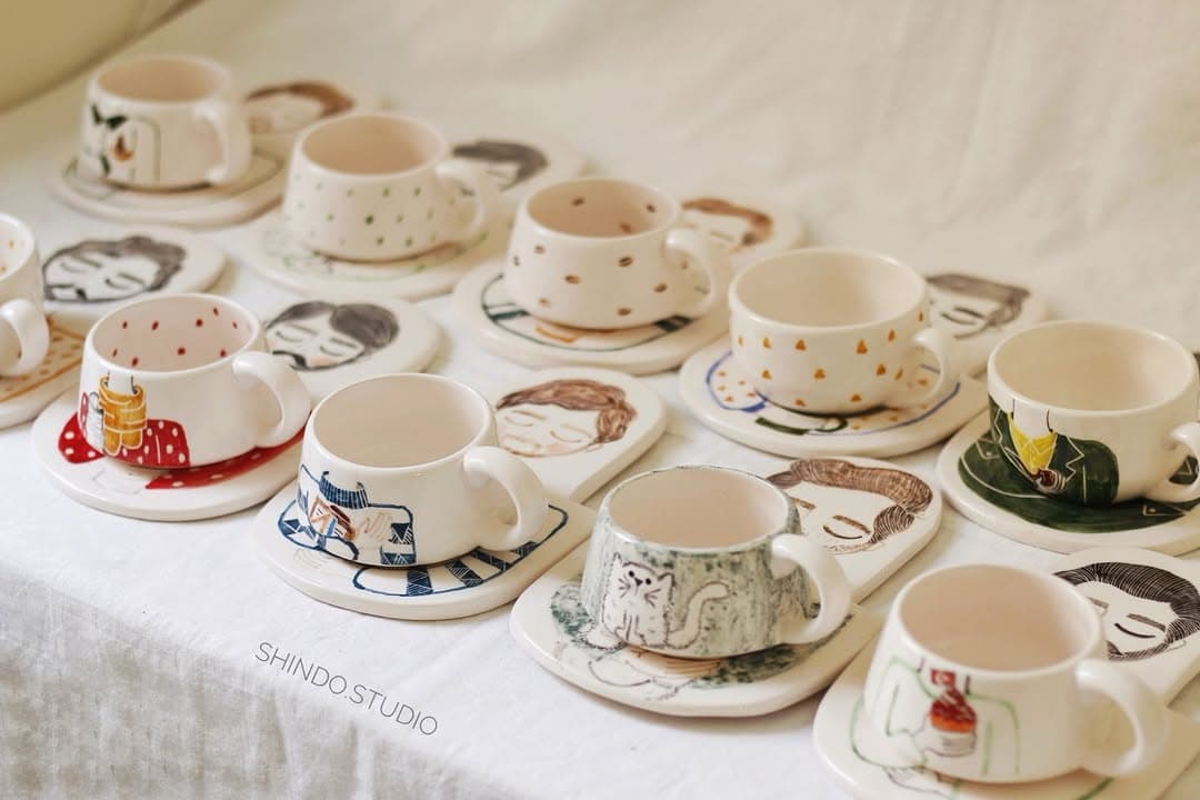 ست فنجان و نعلبکی سرامیکی دستساز شیندو استودیو طرح پرتره