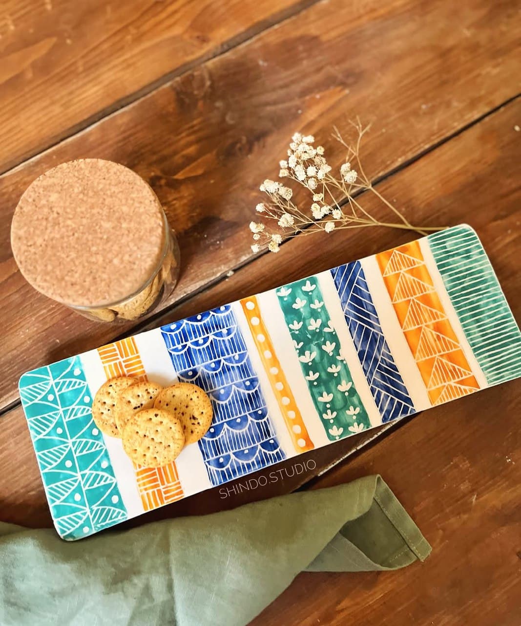 دیس پذیرایی سرامیکی دستساز طرح مدرن رنگارنگ