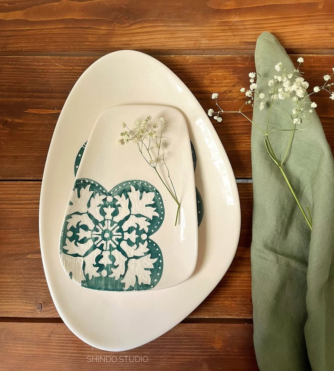 ظرف پذیرایی سرامیکی دستساز دفرمه با نقاشی زیرلعابی