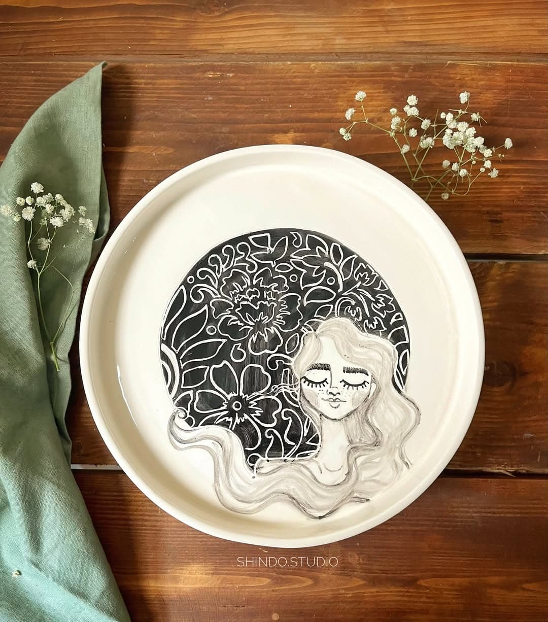 ظرف پایه‌دار سرامیکی دست‌ساز طرح زن