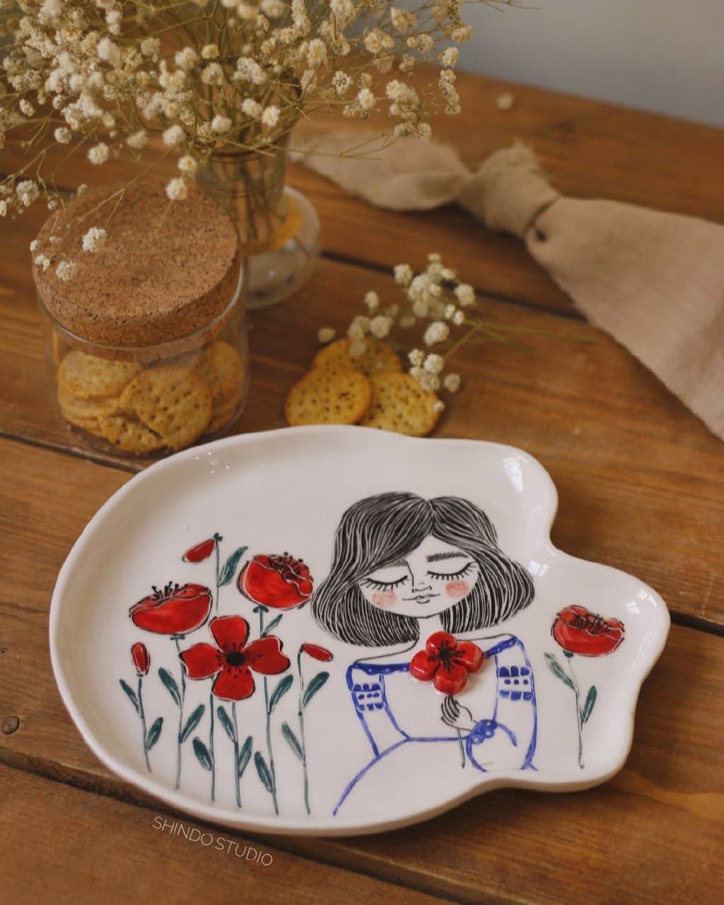 ظرف پذیرایی و دیوارکوب سرامیکی دستساز طرح دختر و شقایق