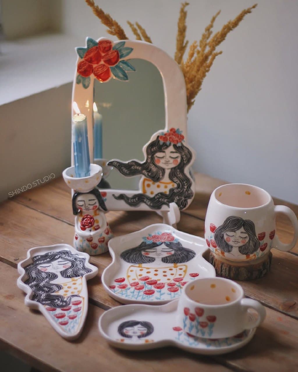 آینه رومیزی سرامیکی دستساز طرح دختر گل به سر