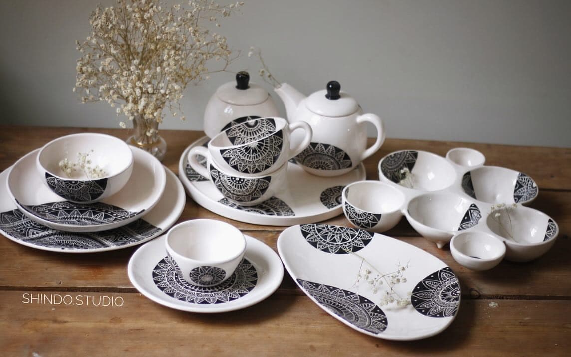 سرویس ظروف سرامیکی دستساز طرح ماندالا مشکی