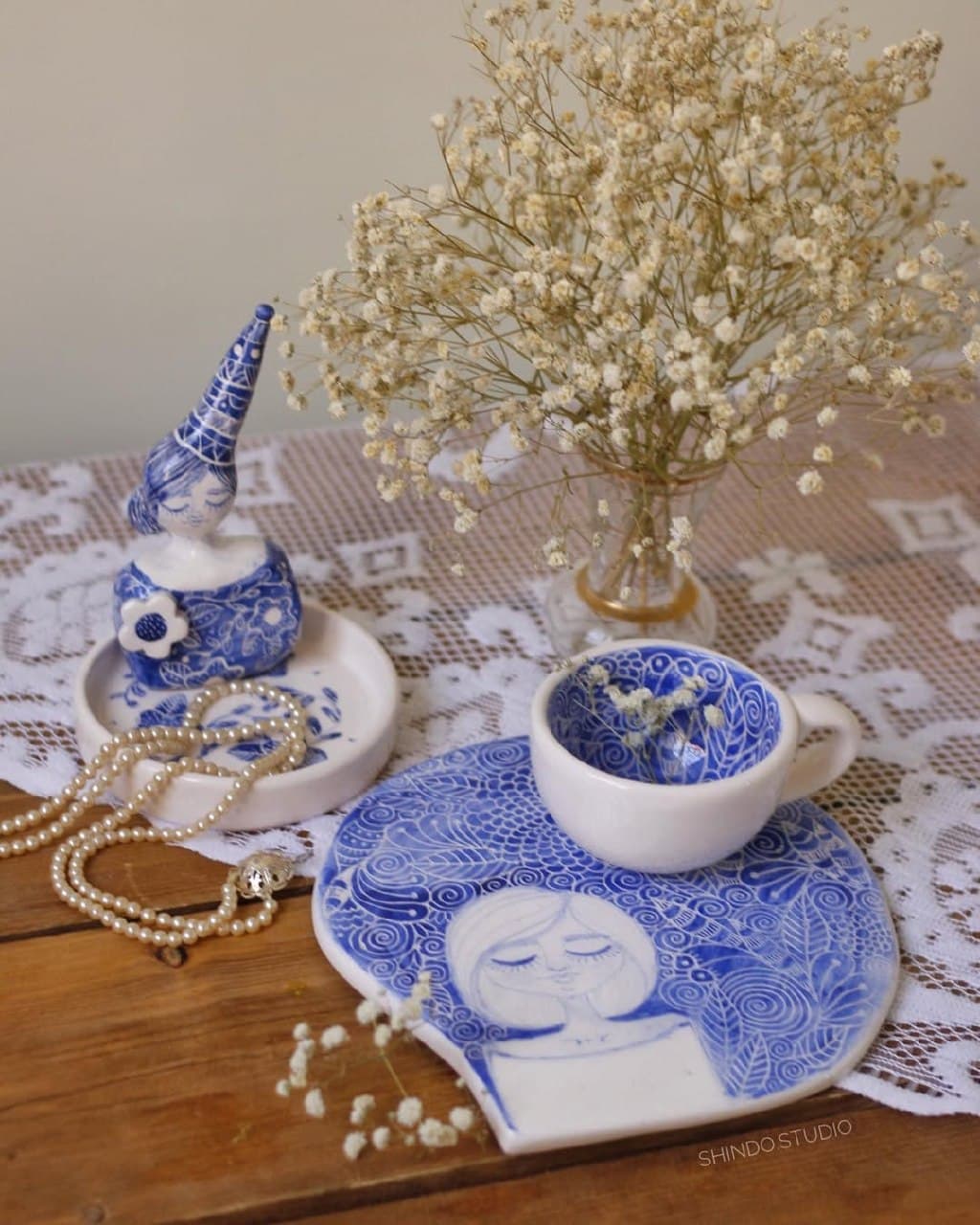 ست فنجان و تخته سرو سرامیکی دستساز طرح رخ آبی