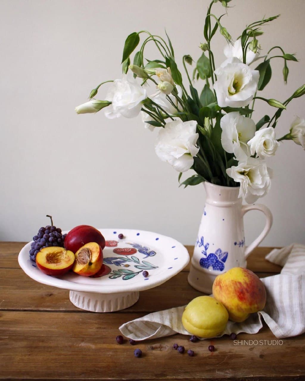 ظرف پذیرایی سرامیکی پایه دار دستساز طرح انار