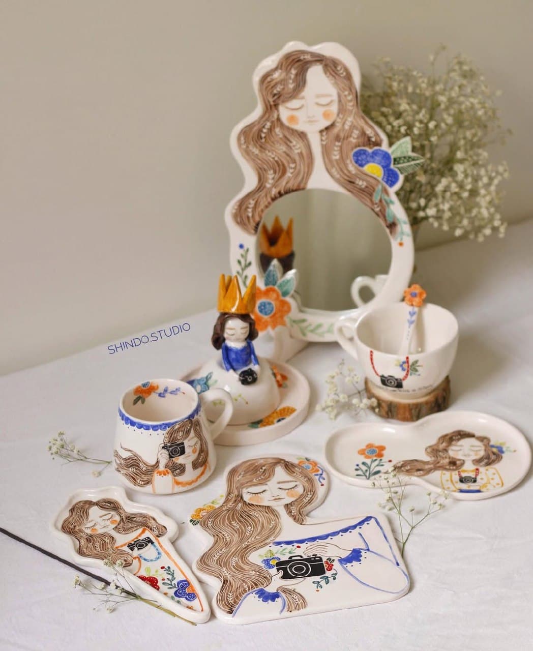 آینه سرامیکی دست ساز رومیزی طرح دختر عکاس