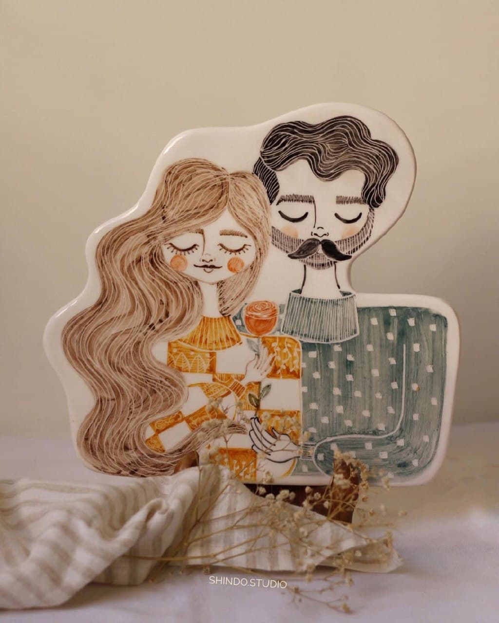 تخته سرو و دیوارکوب سرامیکی دستساز طرح عاشقانه