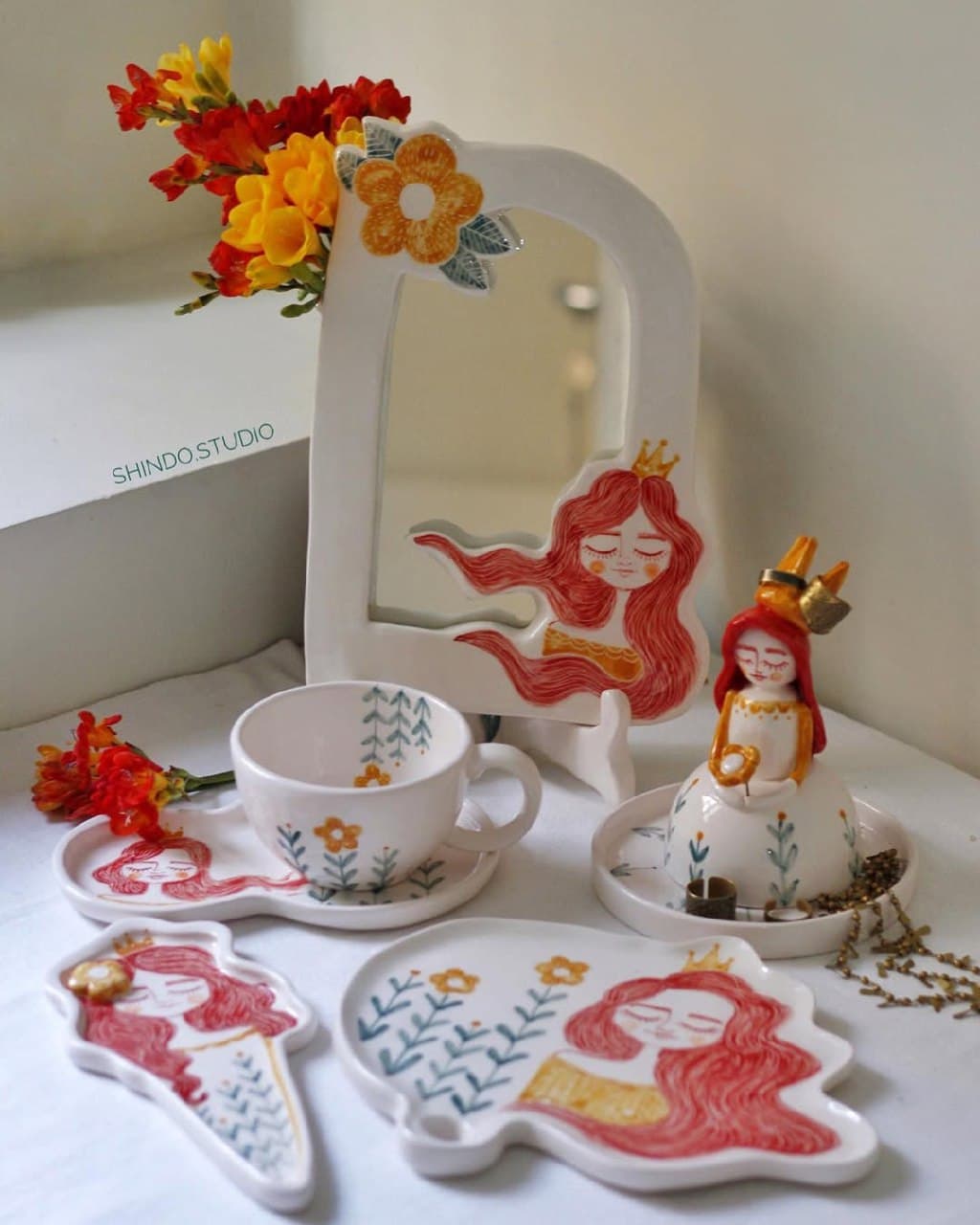 آینه رومیزی سرامیکی دست ساز طرح پرنسس مو قرمز