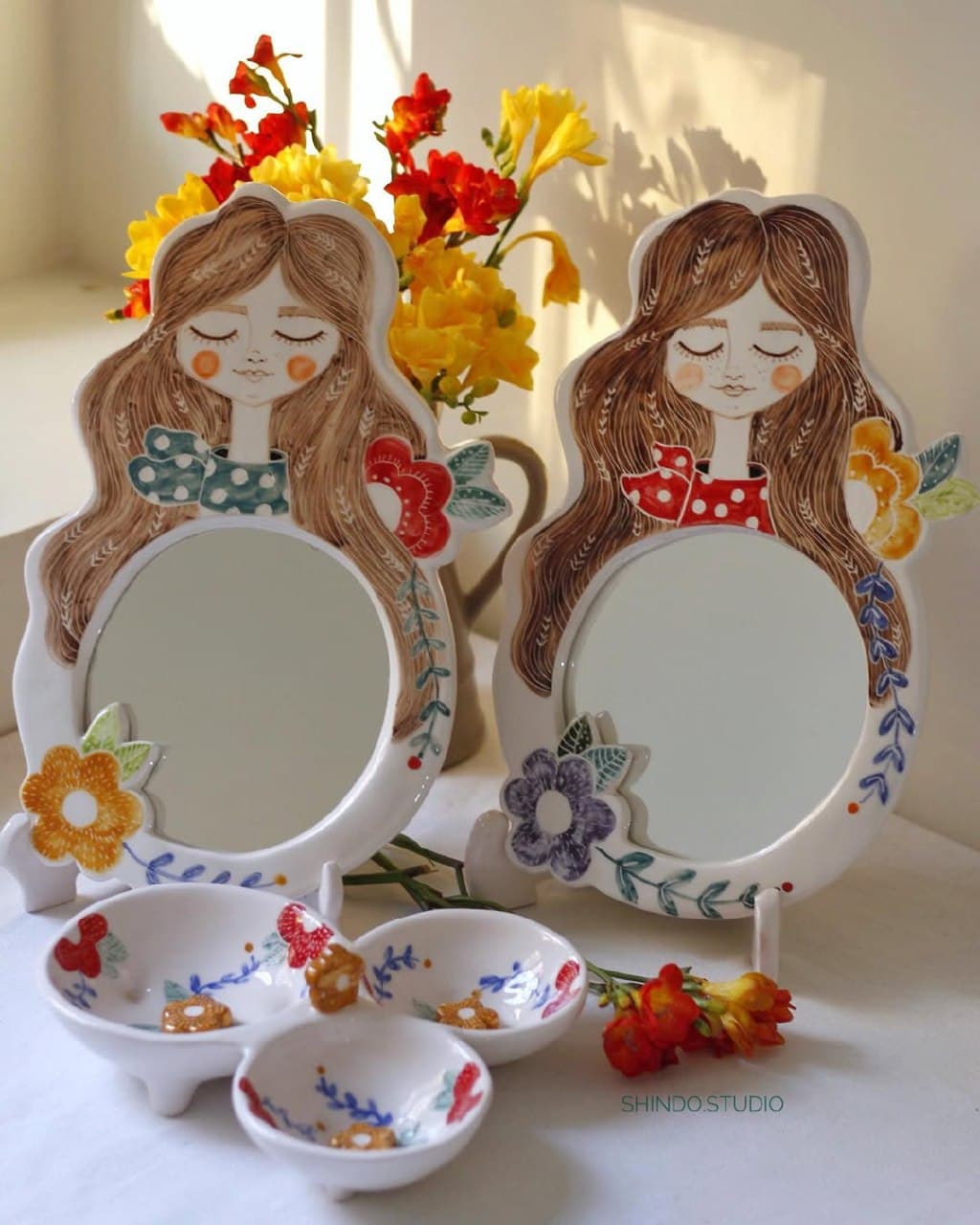 آینه رومیزی سرامیکی دست ساز طرح دختر گلدار