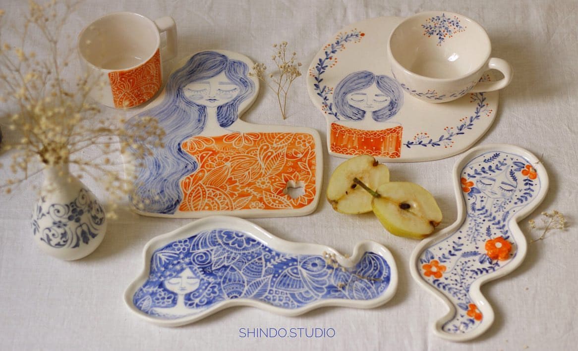 ست فنجان و تخته سرو سرامیکی دست‌ساز طرح دختر مو آبی