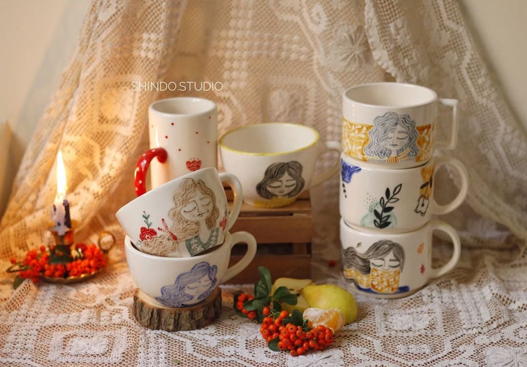 ماگ سرامیکی دست ساز با نقاشی هنری طرح دختر و گل