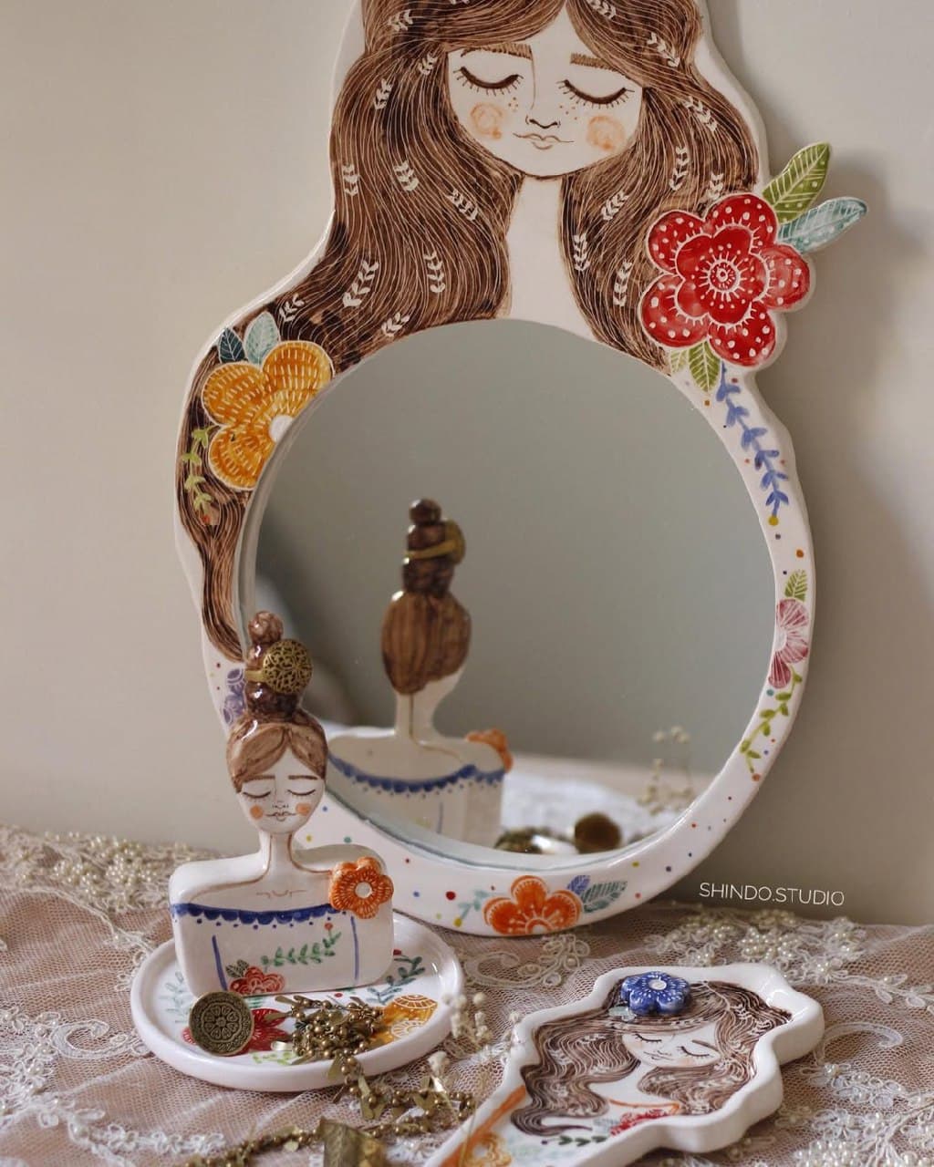 آینه رومیزی سرامیکی دستساز شیندو طرح دختر گلدار