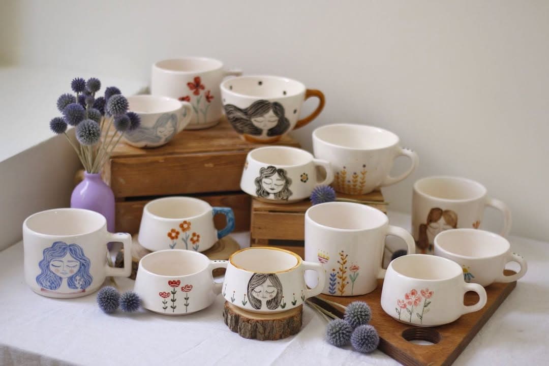 ماگ و فنجان سرامیکی دست ساز با نقاشی زیرلعابی