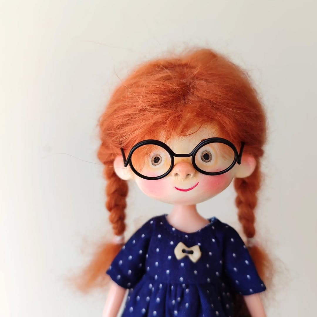 عروسک دستساز دختر مو قرمز عینکی با لباس خالدار