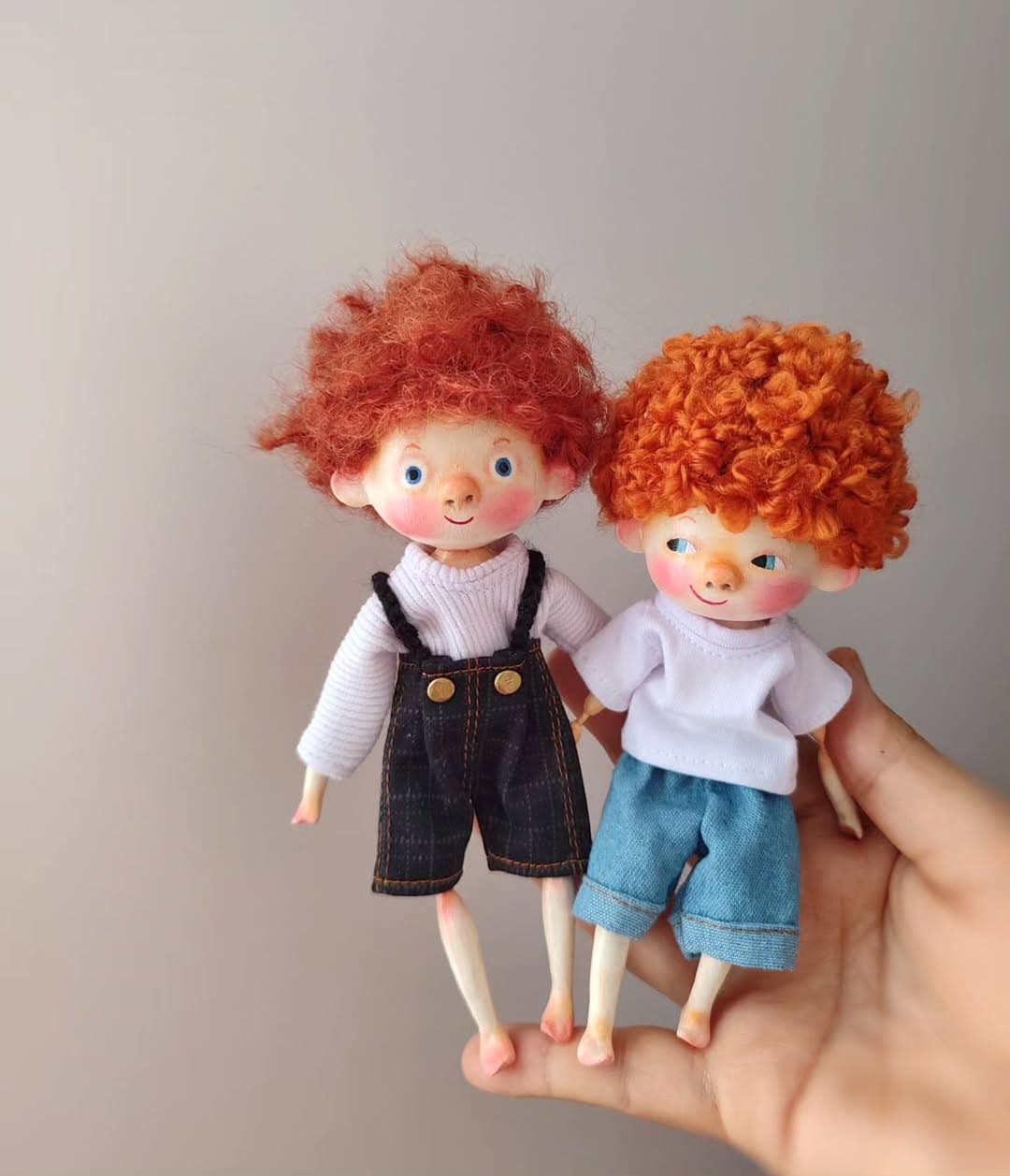 عروسک دست ساز پسرانه مفصلی مو فرفری