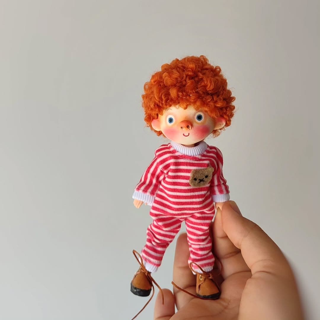 عروسک دست ساز مفصلی مو فرفری با ست لباس