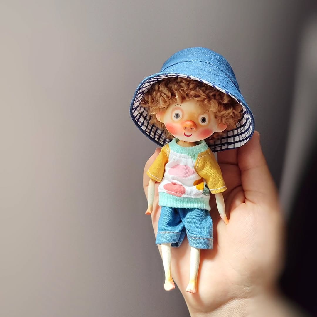 عروسک مفصلی دست ساز پسرانه با موهای فرفری و لباس تابستانی