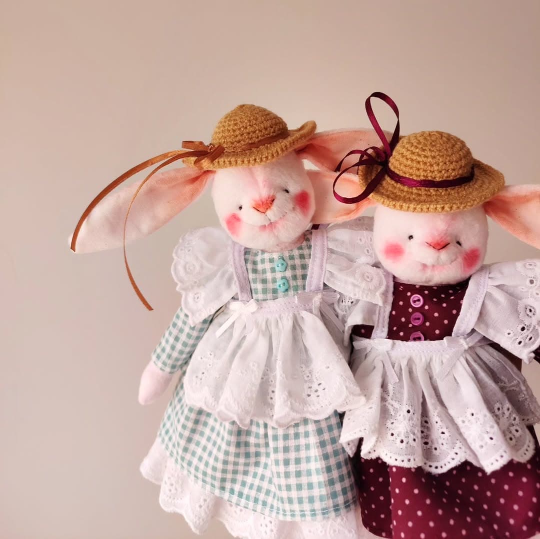 عروسک خرگوش دست ساز پارچه ای با لباس و کلاه