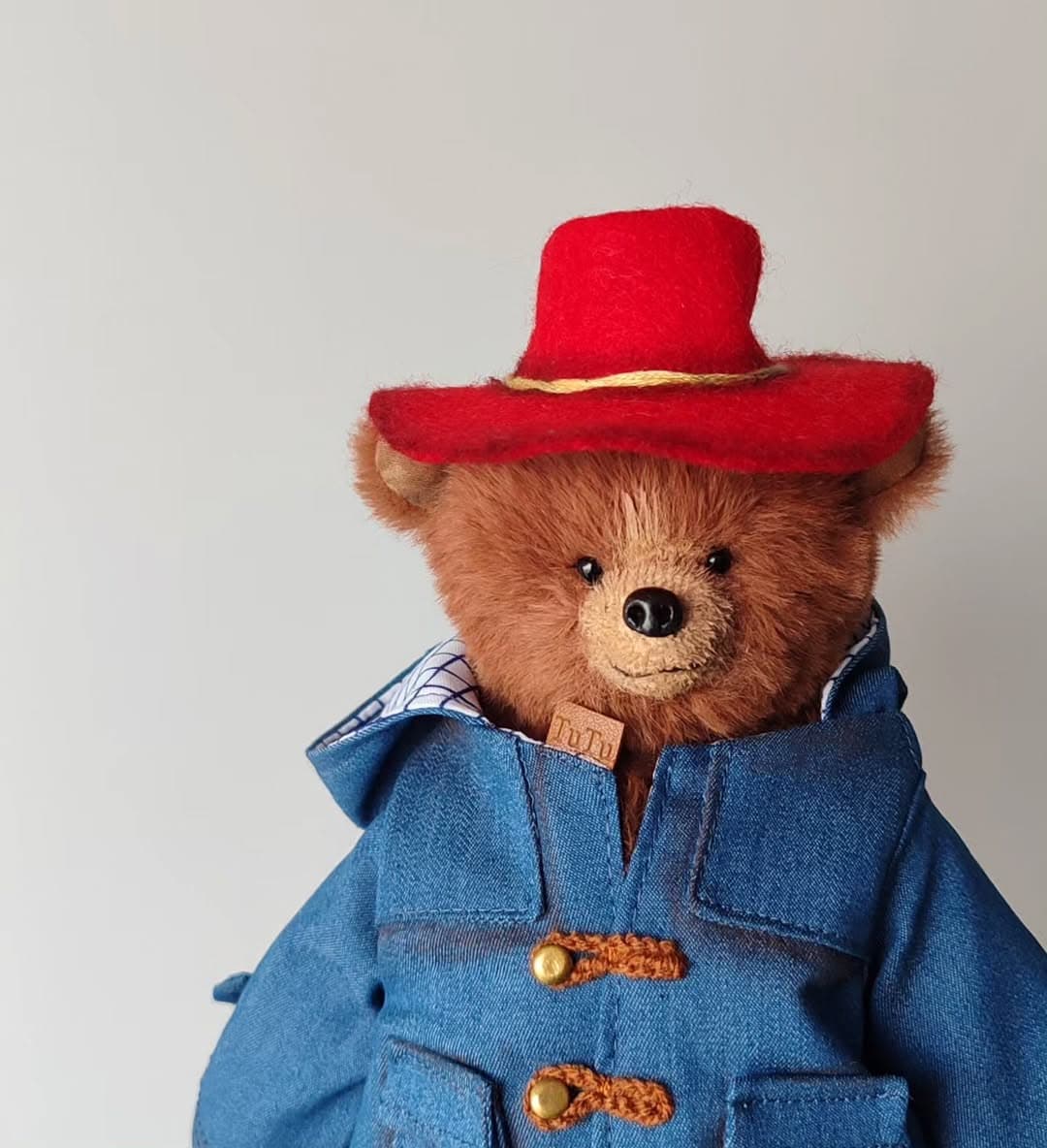 عروسک دست ساز خرس پدینگتون با کت جین و کلاه نمدی