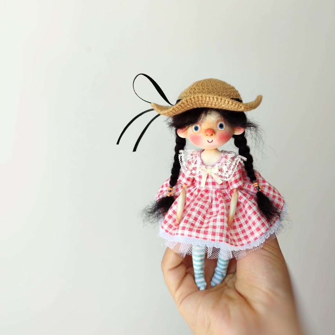 عروسک دست ساز پارچه ای مدل دختر کلاه حصیری