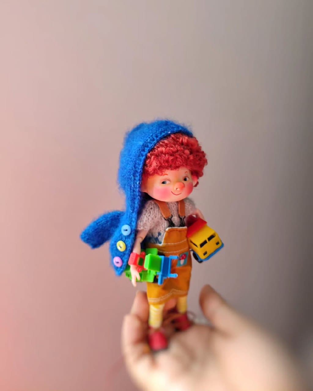 عروسک دست ساز پسرانه مفصلی با موهای فرفری قرمز