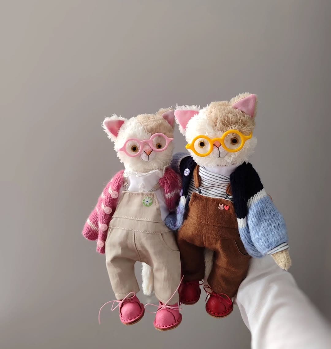 عروسک دست ساز کلکسیونی گربه ملوس با لباس و عینک