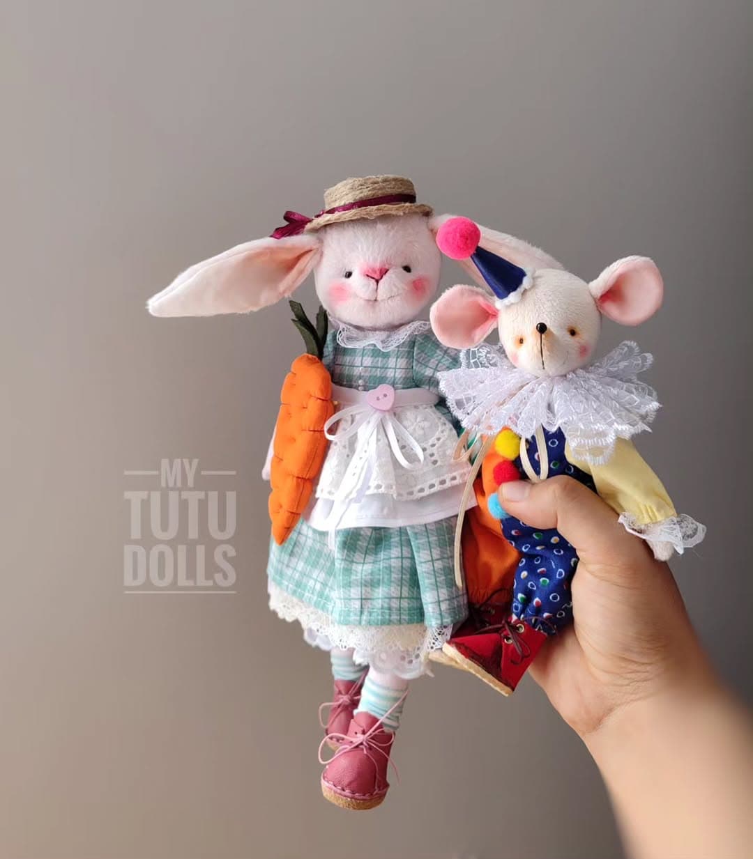 عروسک دست ساز پارچه ای طرح خرگوش با لباس و کلاه حصیری