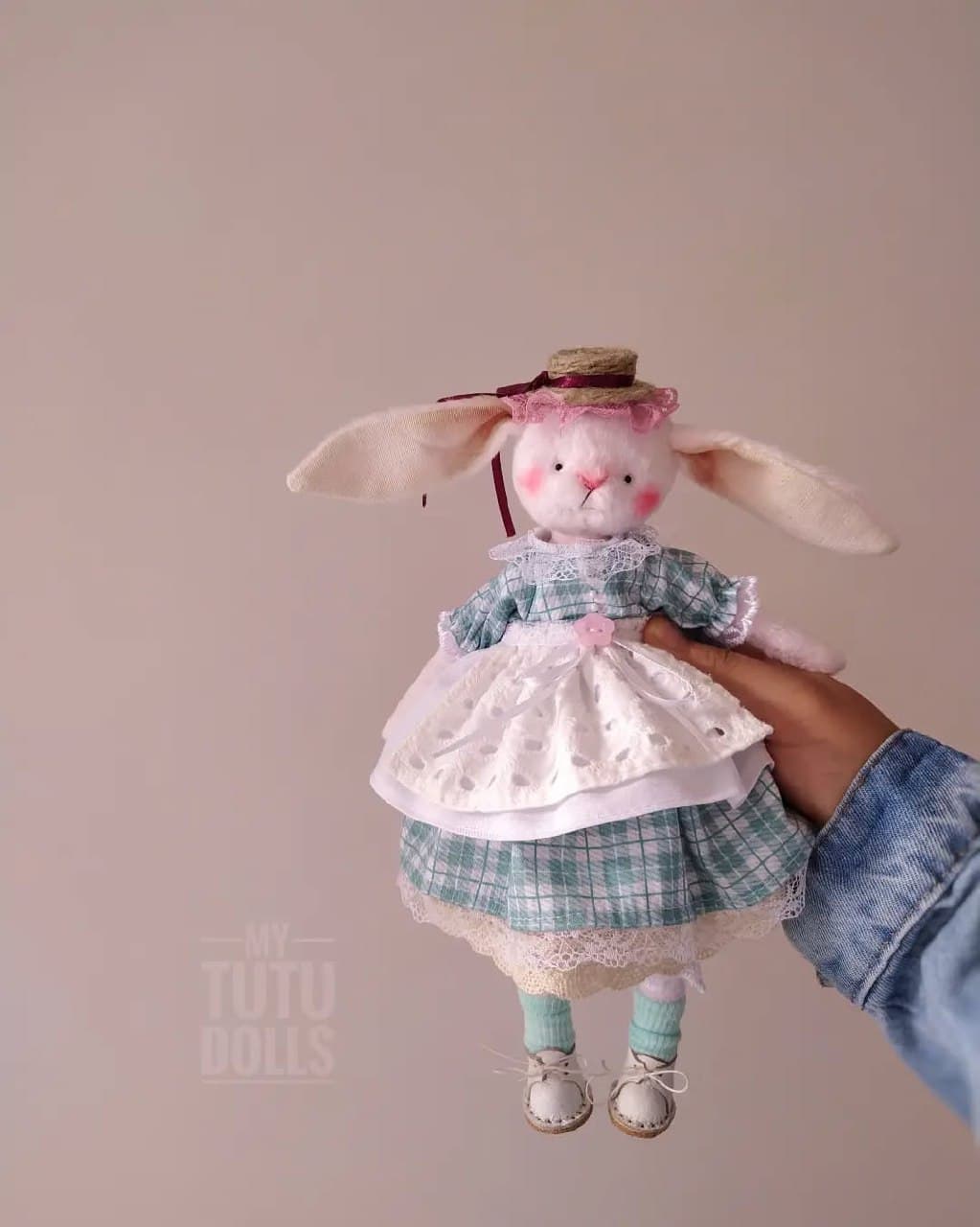 عروسک دست‌ساز خرگوش پارچه‌ای با لباس کلاسیک قد 30 سانت
