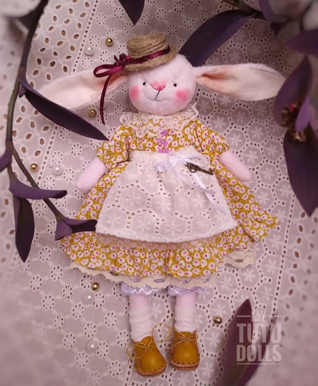 عروسک پارچهای دستساز خرگوش با لباس گلدار