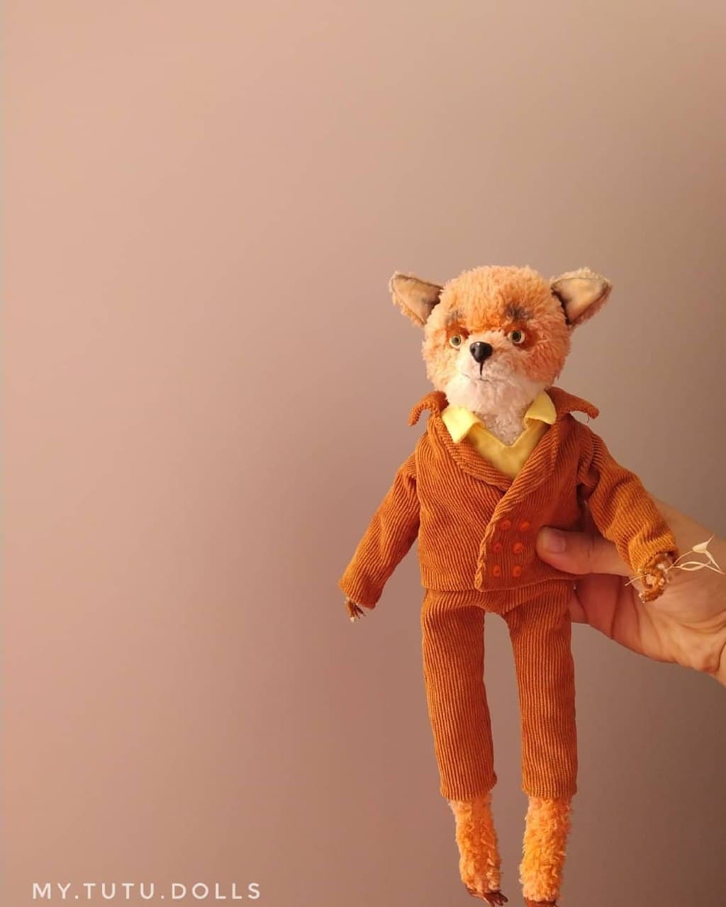 عروسک دستساز روباه مدل فنتستیک مستر فاکس با لباس مخمل کبریتی