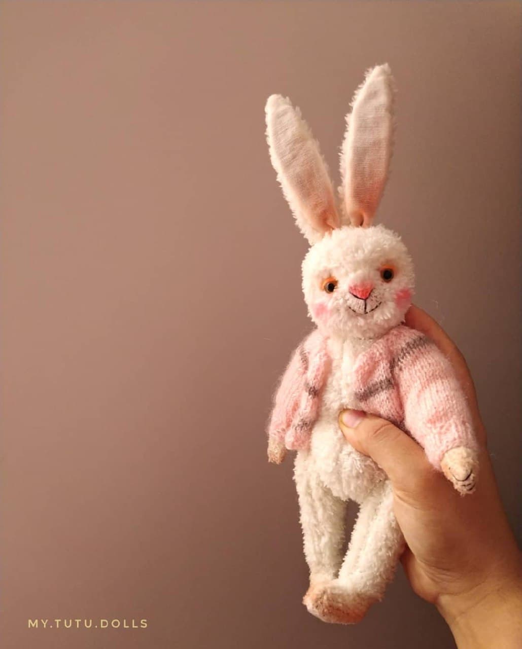 عروسک دستساز خرگوش پولیشی با ژاکت بافتنی صورتی