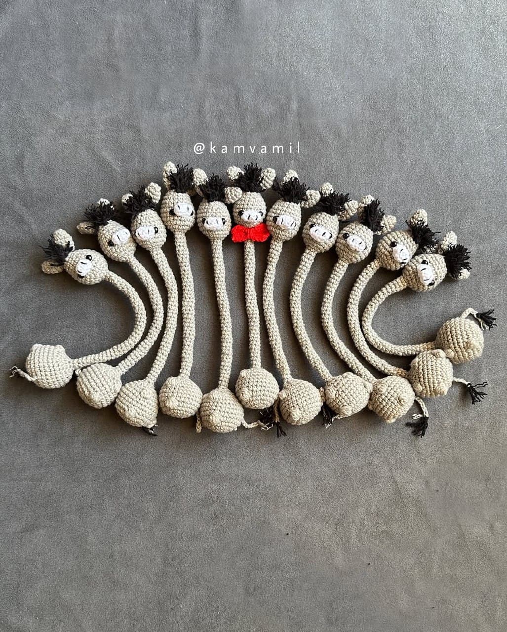 آویز عروسکی بافتنی طرح الاغ گردن دراز (جعفر)