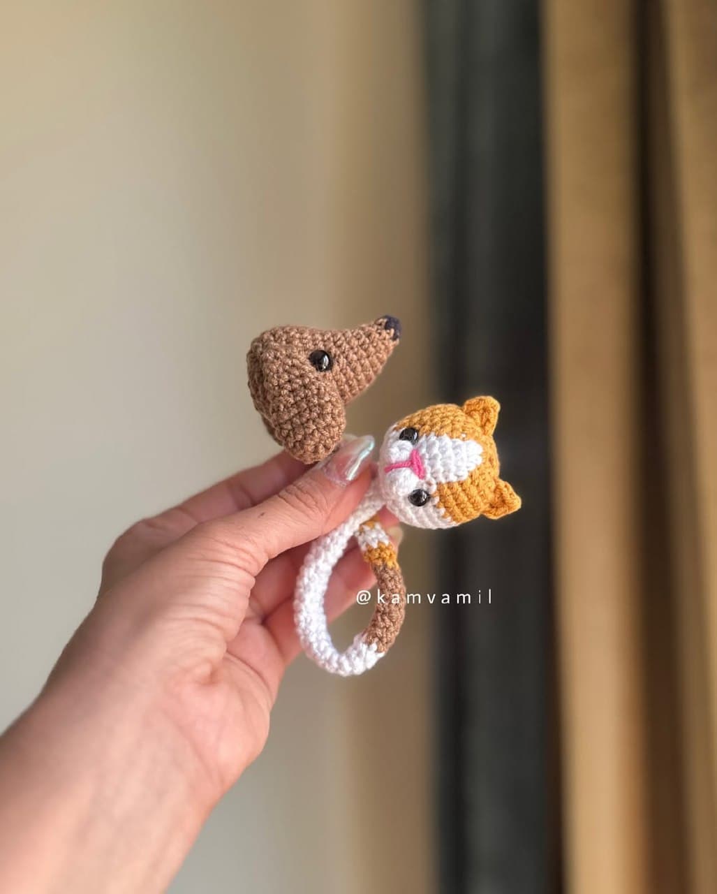 آویز و جاکلیدی بافتنی دوطرفه طرح سگ و گربه