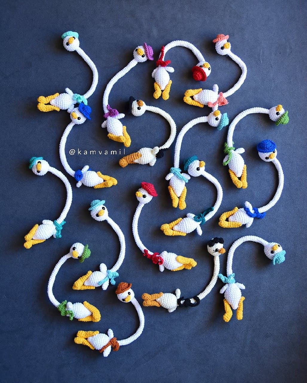 آویز بافتنی فانتزی مدل غاز گردن دراز