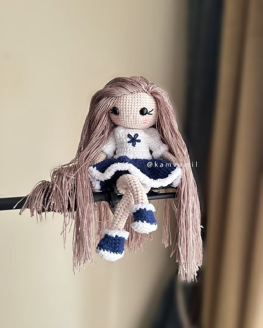 عروسک بافتنی دستباف دختر مو بلند با لباس سورمهای