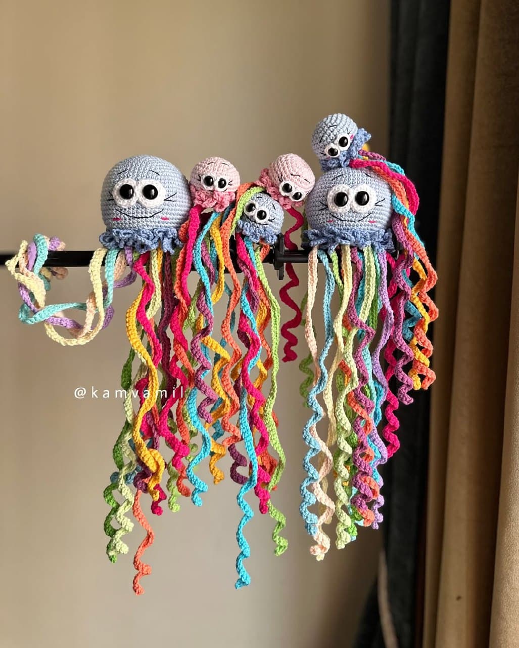 عروسک بافتنی دستبافت طرح عروس دریایی رنگارنگ