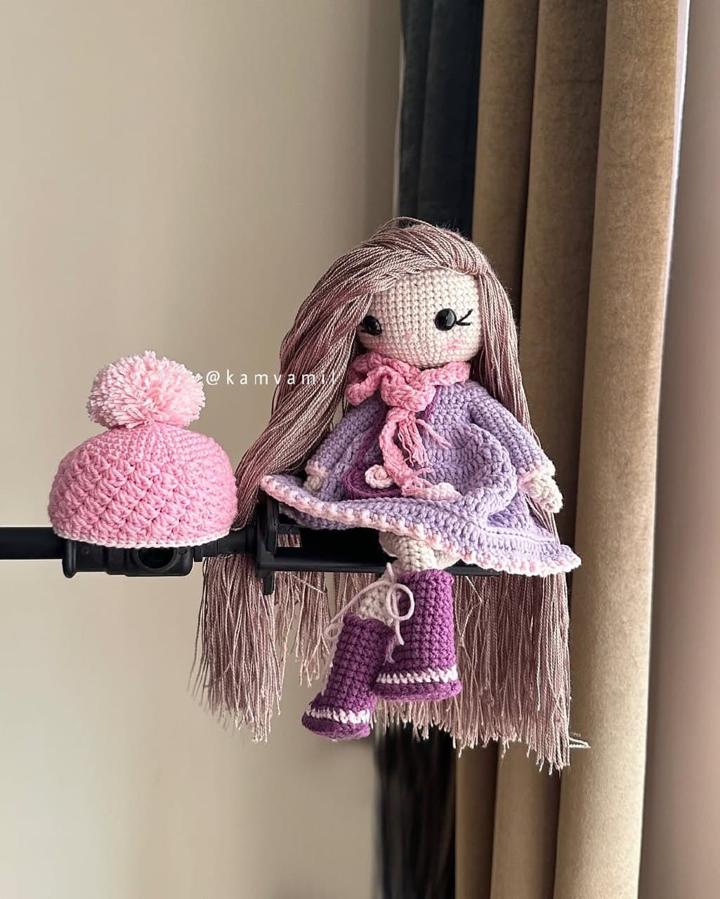 عروسک بافتنی دستساز دخترانه با موهای بلند و لباس کامل