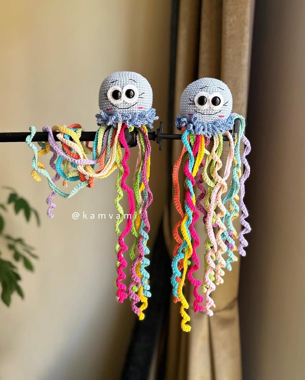 عروسک بافتنی عروس دریایی رنگین کمانی کاموا کتان ترک