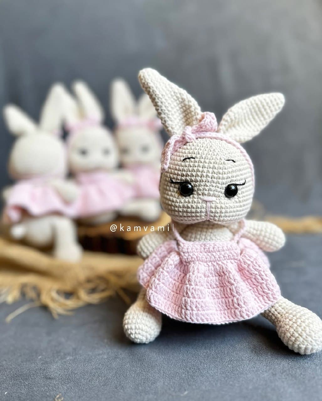 عروسک بافتنی دستباف طرح خرگوش با لباس صورتی