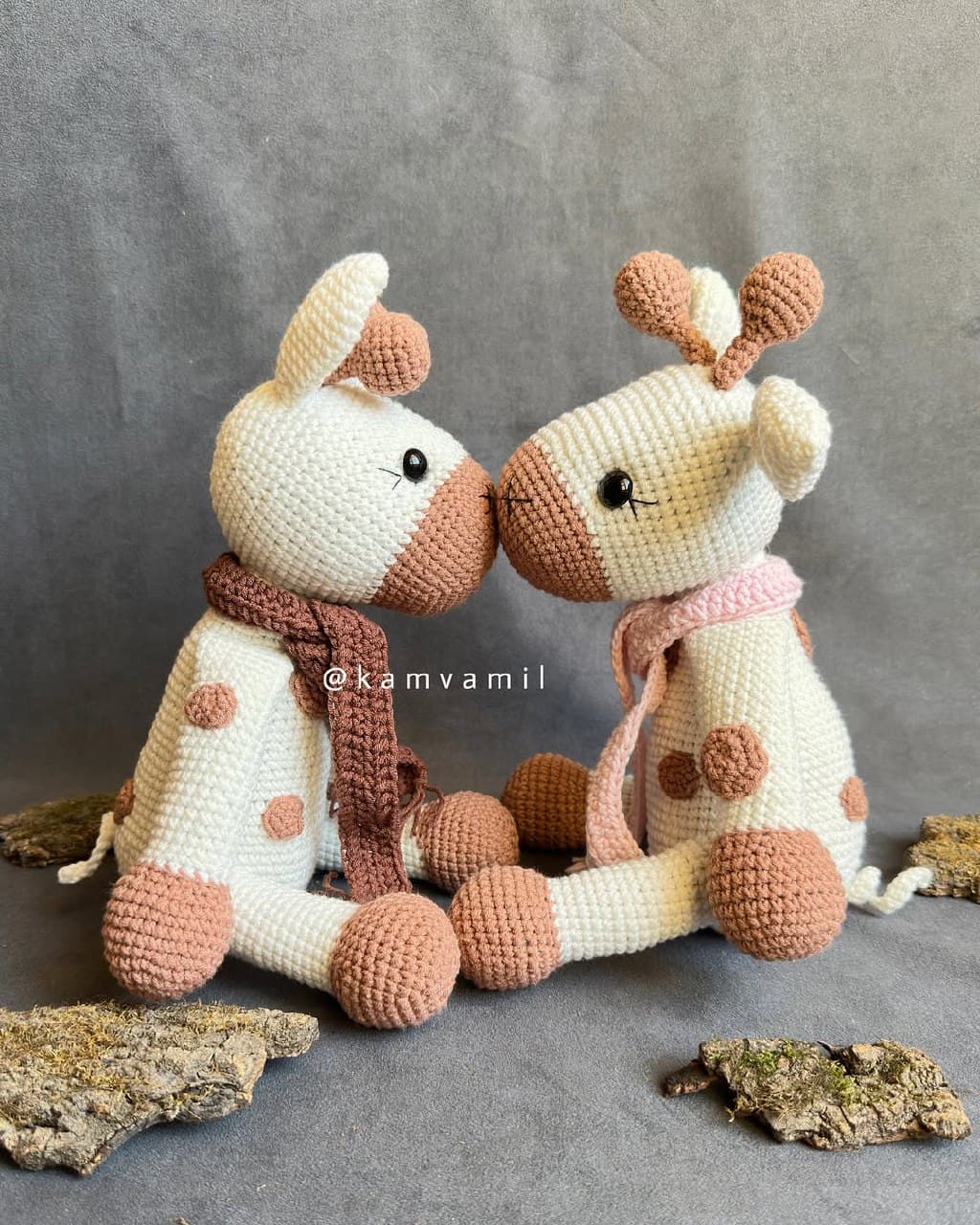 عروسک بافتنی دستباف مدل زرافه های عاشق مجموعه دو عددی