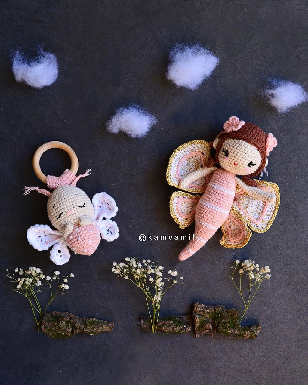 ست عروسک و جغجغه بافتنی طرح پروانه دستباف