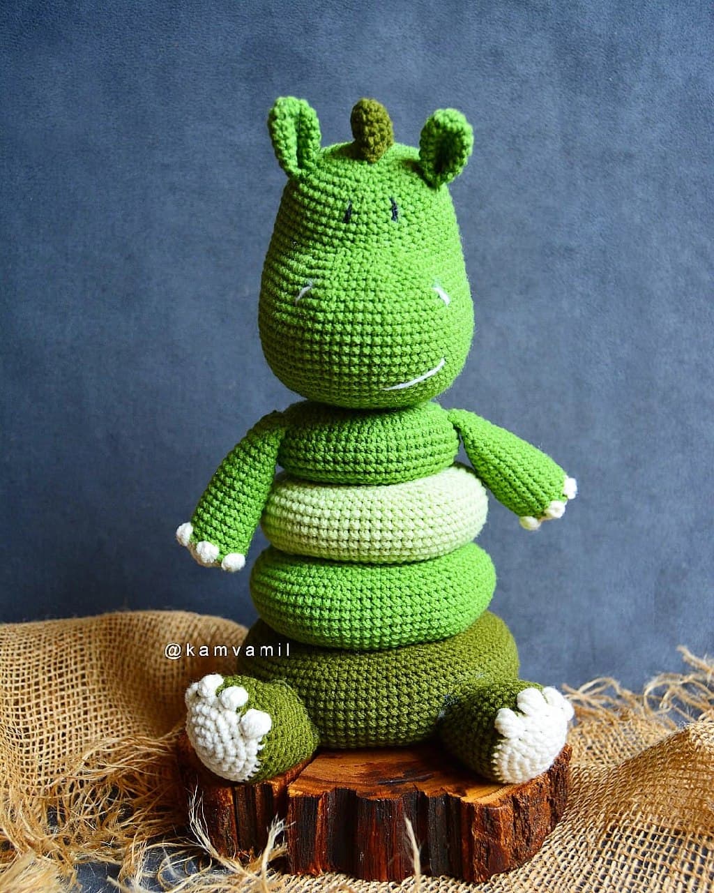 برج هوش بافتنی طرح دایناسور سبز