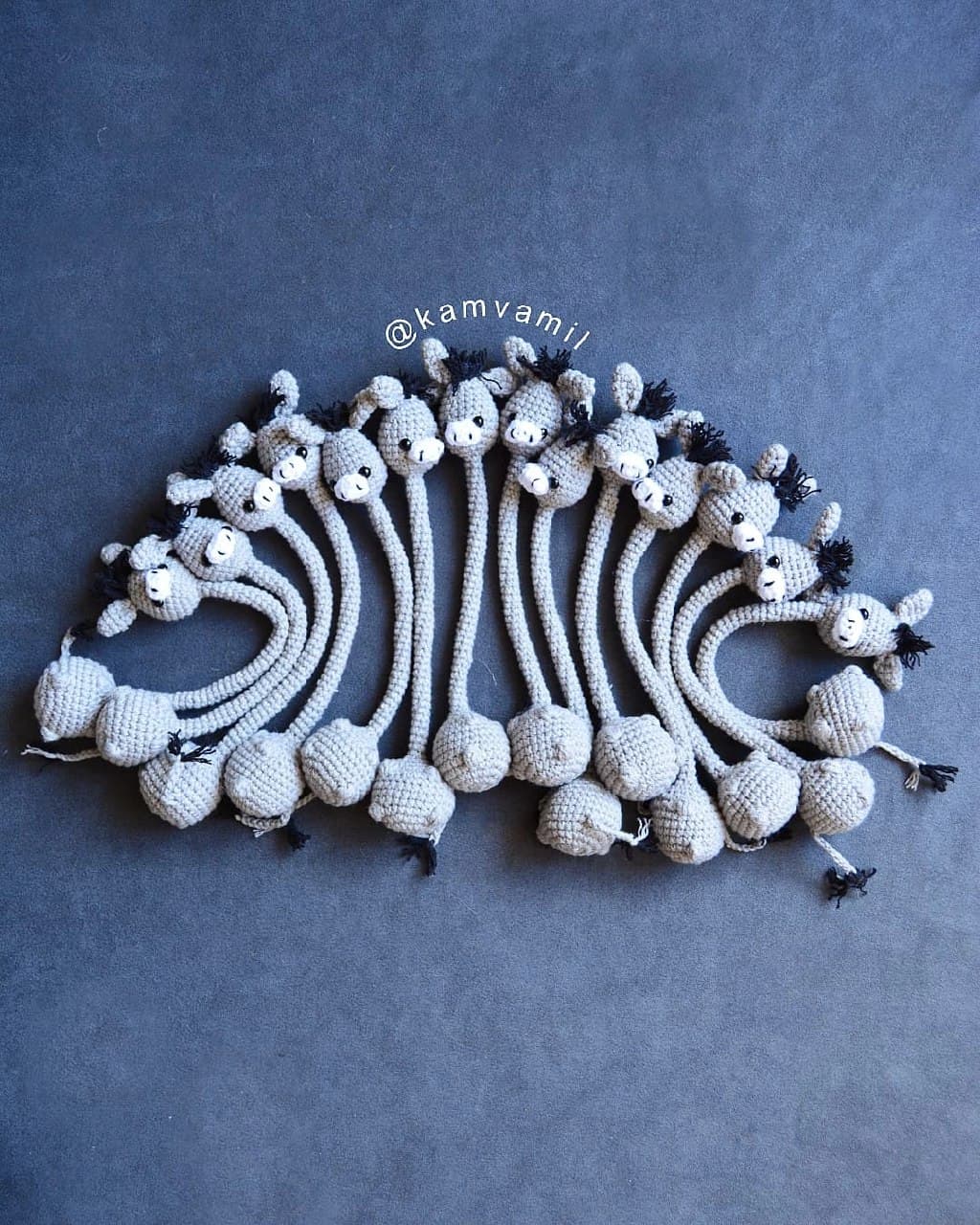 آویز عروسکی بافتنی مدل الاغ گردن دراز